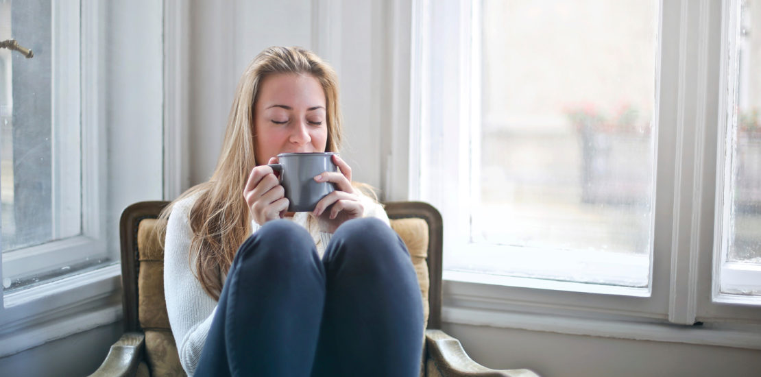 vrouw in warm huis